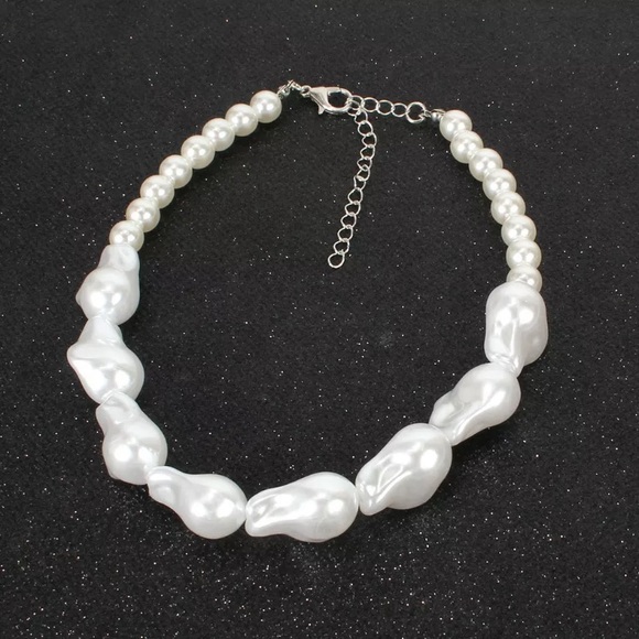 🌟 Big Baroque White Simulated Chocker Necklace - Picture 5 of 7